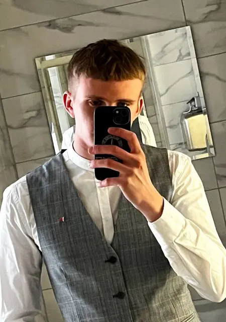 Я Илья, 20, из Светлогорска, ищу знакомство для постоянных отношений